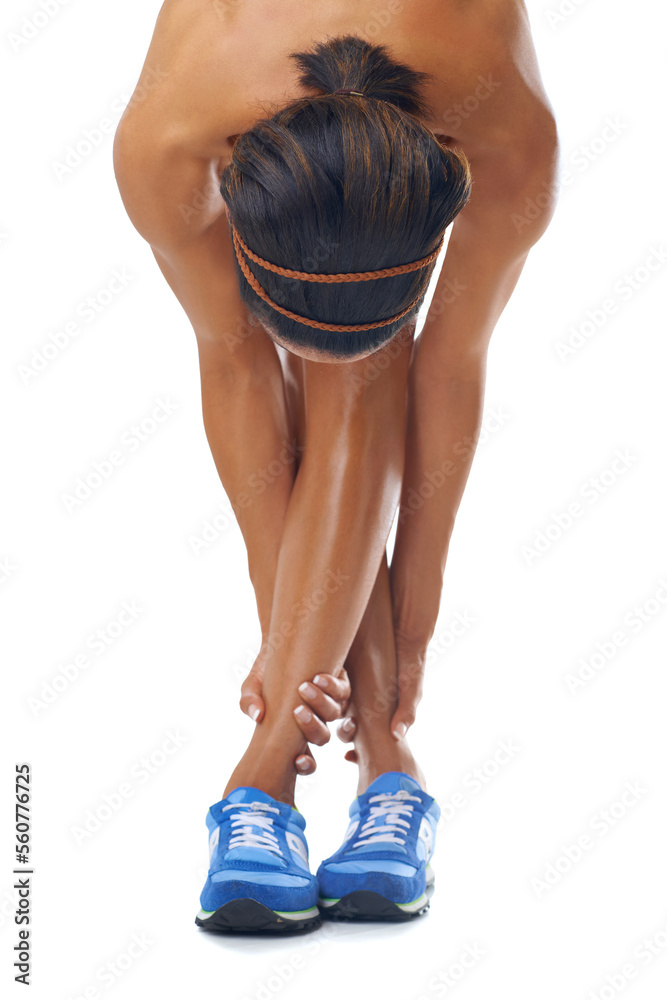 与一位运动黑人女性在演播室里进行健身、腿部和伸展运动，白底保暖