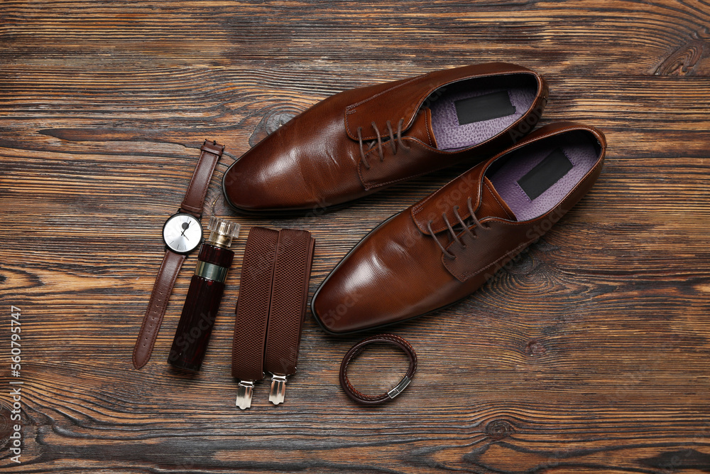 木质背景的男鞋和时尚配饰