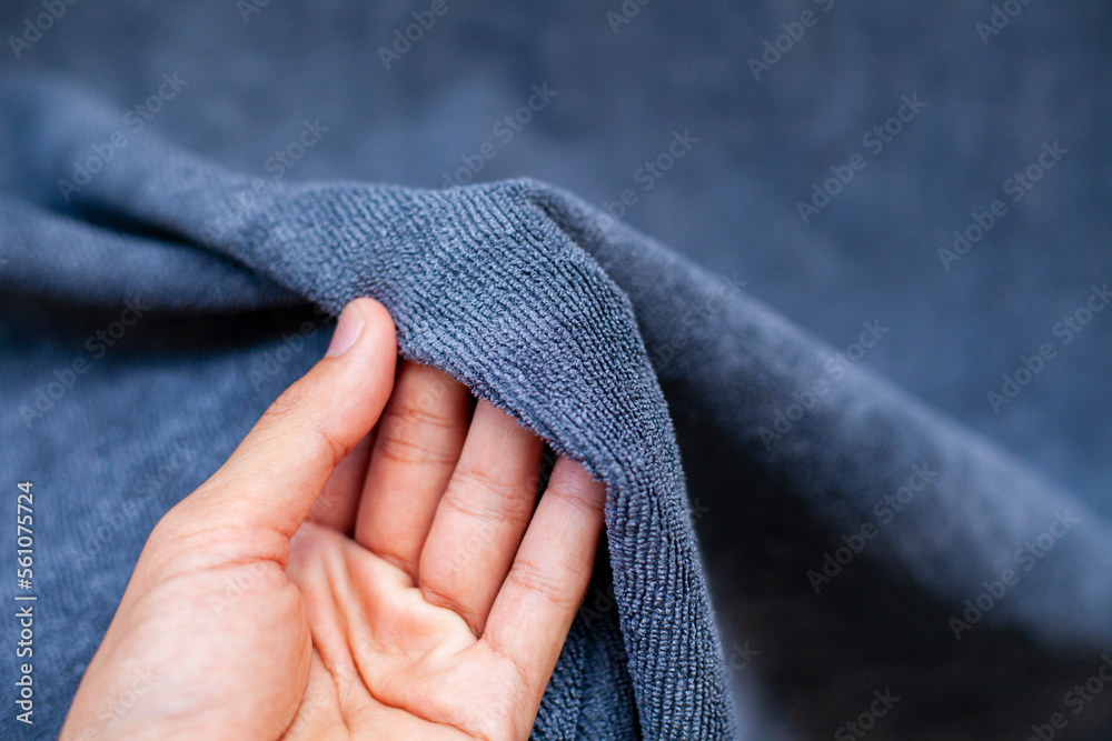 手握织物。女性触摸织物柔软光滑。