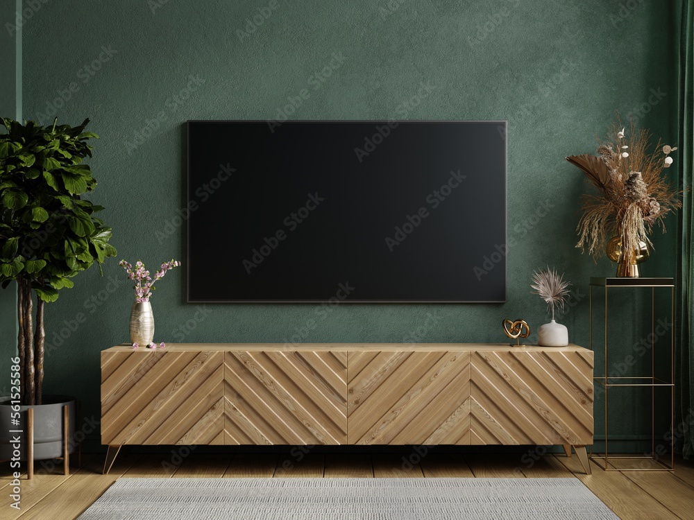 客厅配有壁挂式电视和木橱柜，背景为深绿色。