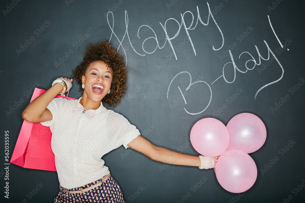 微笑、生日气球和一位黑人女性的肖像，以及庆祝的礼物和黑板。H