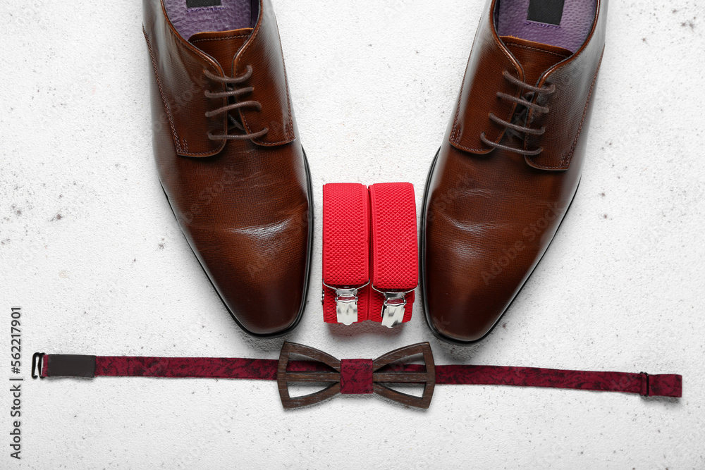 白底皮鞋、红色吊带、蝴蝶结