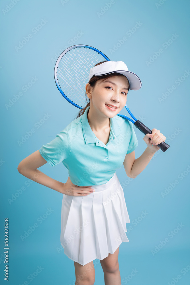 年轻的亚洲女孩打网球的形象
