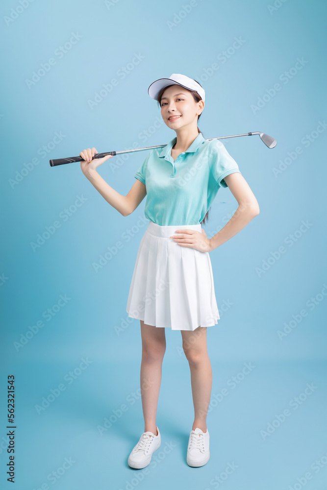 年轻亚洲女高尔夫球手形象