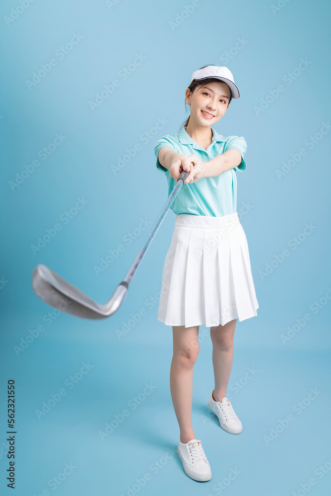 年轻亚洲女高尔夫球手形象
