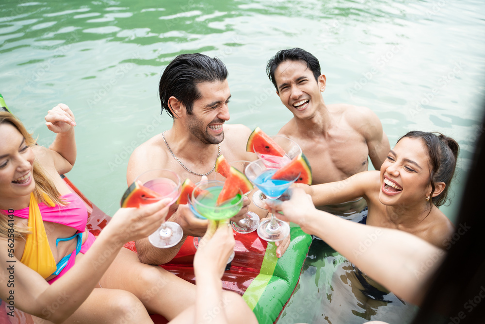 一群年轻的多元化朋友花时间一起举办泳池派对。