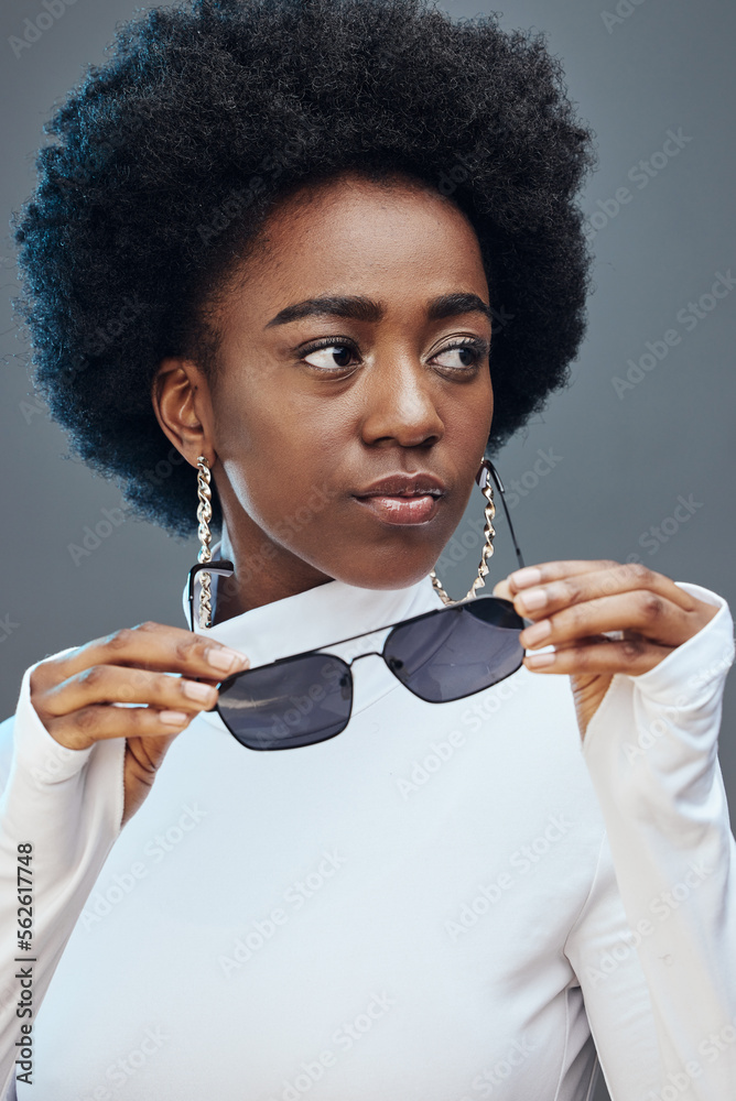 时尚、美丽和黑人女性带着太阳镜在工作室化妆、化妆和奢华风格。Fa