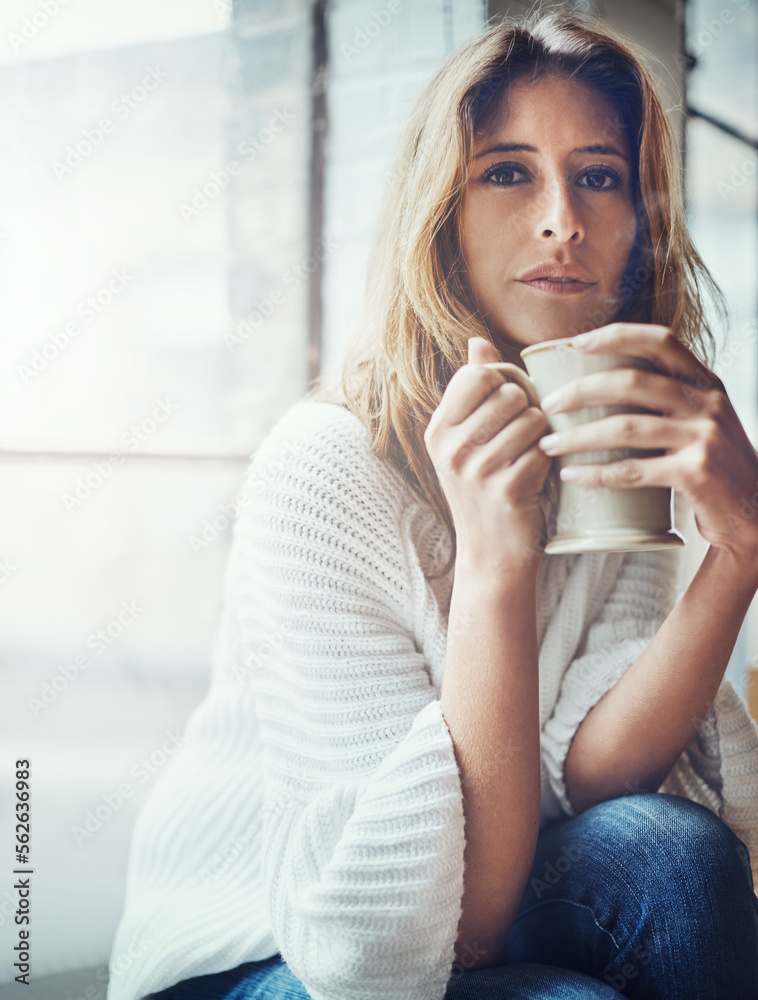 咖啡、肖像和女人在家里喝一杯美味的咖啡因、浓咖啡或卡布奇诺放松身心。豌豆