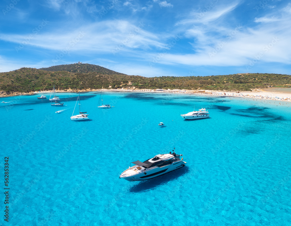 夏季阳光明媚的日子，蓝色海面上豪华游艇的鸟瞰图。意大利撒丁岛。俯视图
