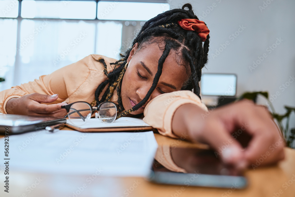 黑人女性，疲惫地睡在家里的办公室里，一边看书，一边学习或疲劳地工作。E