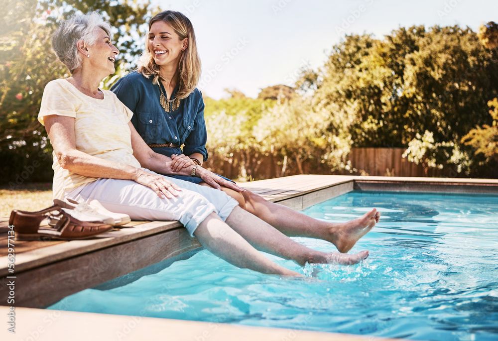 女性在暑假期间通过游泳池、爱与关怀、优质时光一起放松。老年人m