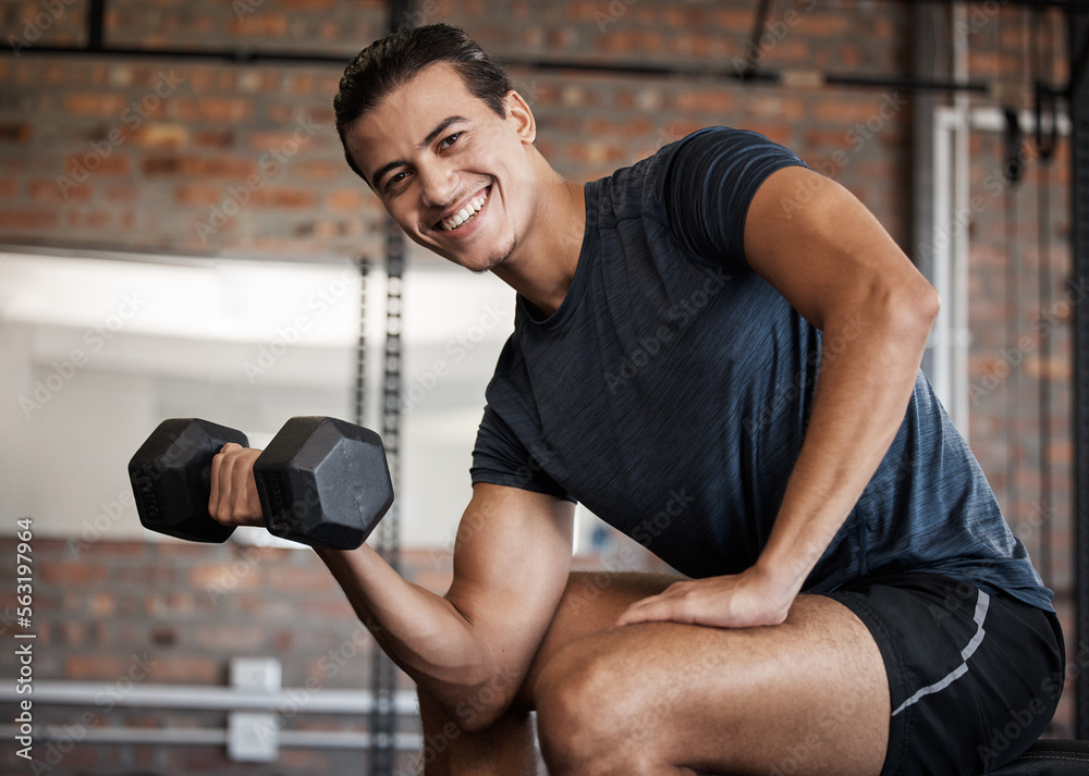 人像、健身和哑铃，与一名在健身房训练的运动员一起锻炼强壮或健康的肌肉。哈