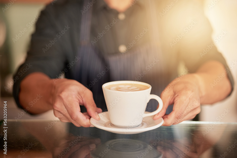 咖啡、咖啡馆和餐厅桌子上有杯子的服务员的手。小生意、卡布奇诺艺术或