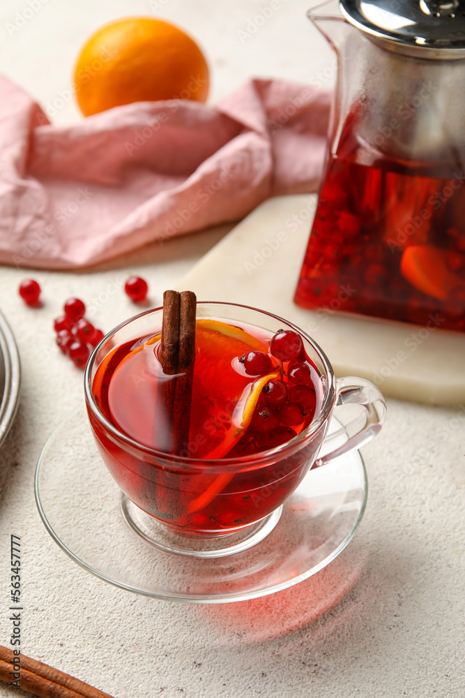 一杯浅背景红加仑和肉桂的果茶，特写