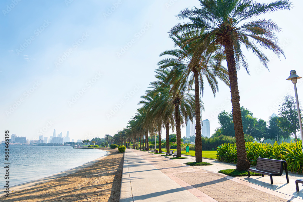 美丽的沙滩，城市公园里的沙子，背景是大海和大桥。阿联酋迪拜