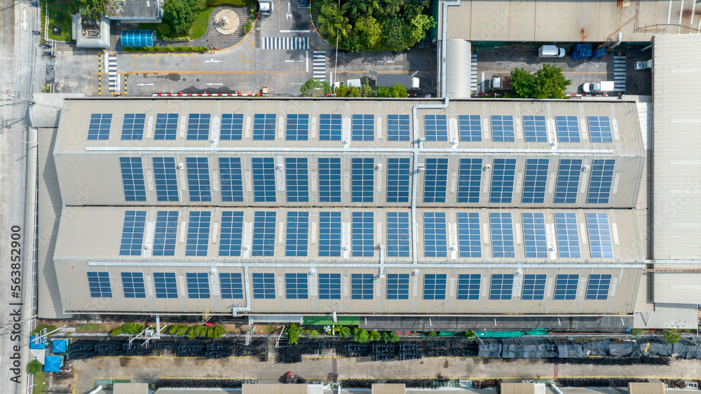 仓库工厂上的太阳能电池俯视图。i上的太阳能光伏电池板系统电源或太阳能电池