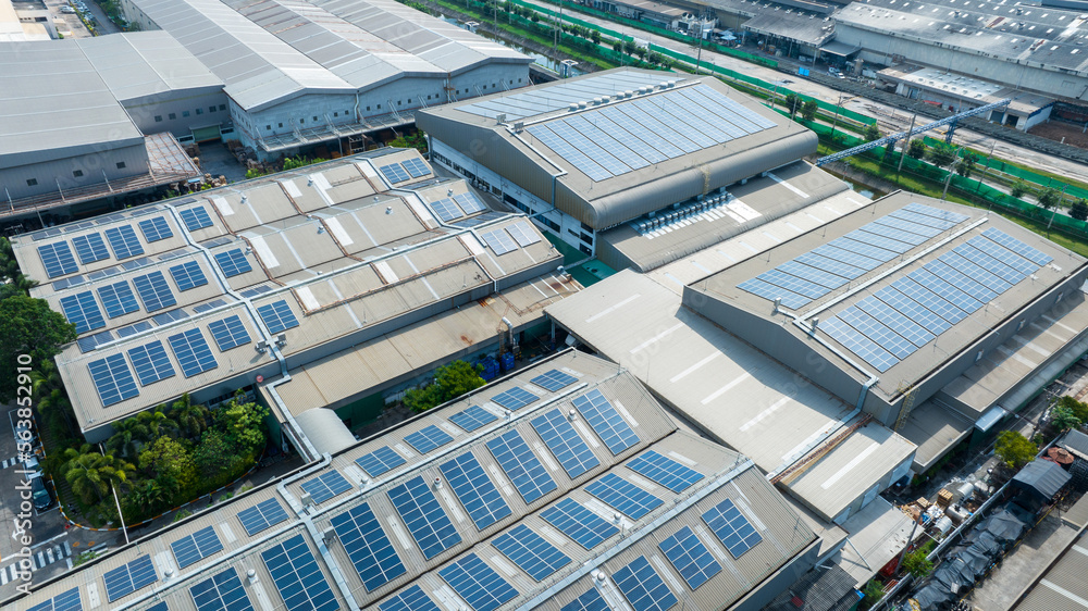 仓库工厂上的太阳能电池俯视图。i上的太阳能光伏电池板系统电源或太阳能电池