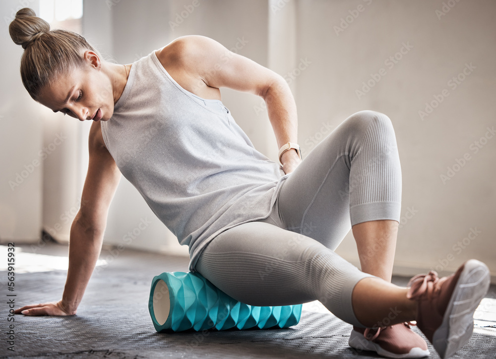 普拉提、理疗和按摩，女士在地板上用泡沫滚轴支撑腿部
