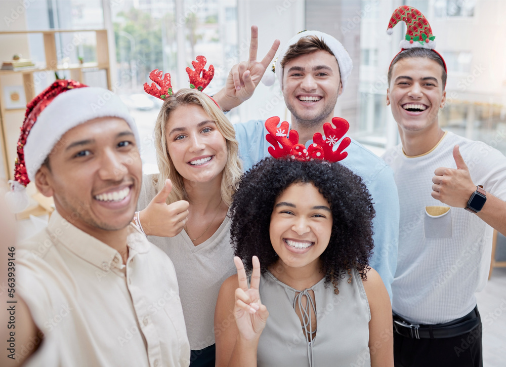 圣诞派对，自拍和商务人士用手势拍照。圣诞肖像，雇佣