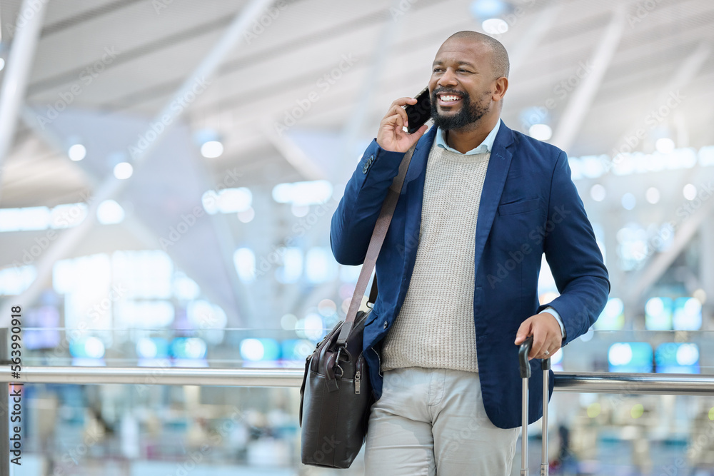 非洲商人，电话和机场，带着兴奋的微笑，行李和为plannin交谈