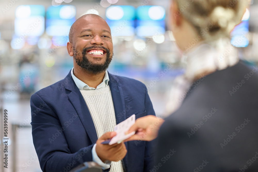 非洲商人、机票和机场女性带着激动的微笑，为g提供客户支持和帮助