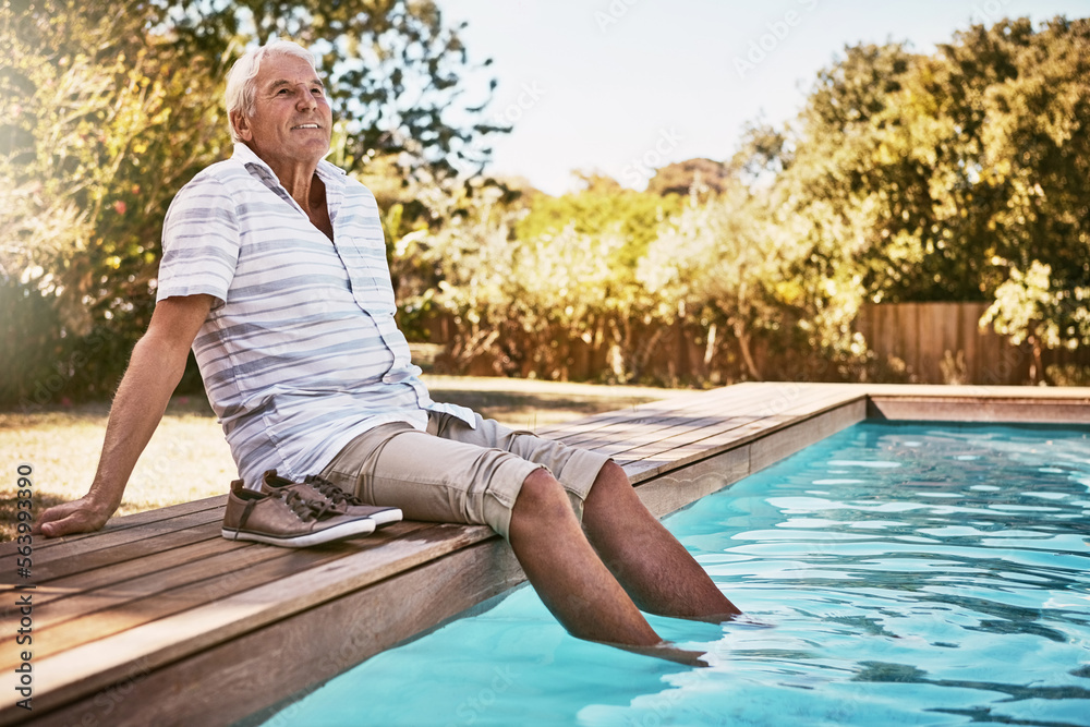 放松，退休，在泳池边和老人一起思考，为了夏天，和平与快乐。微笑，