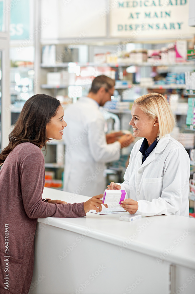 健康、健康、快乐的药房顾客微笑着在柜台上学习医学专业知识。Pha