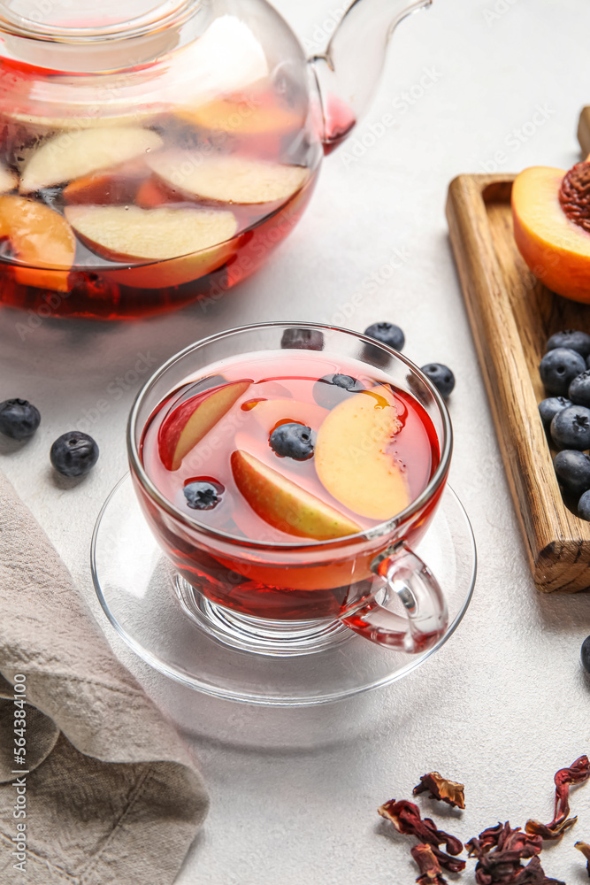 白底蓝莓、苹果和桃子的玻璃杯果茶，特写