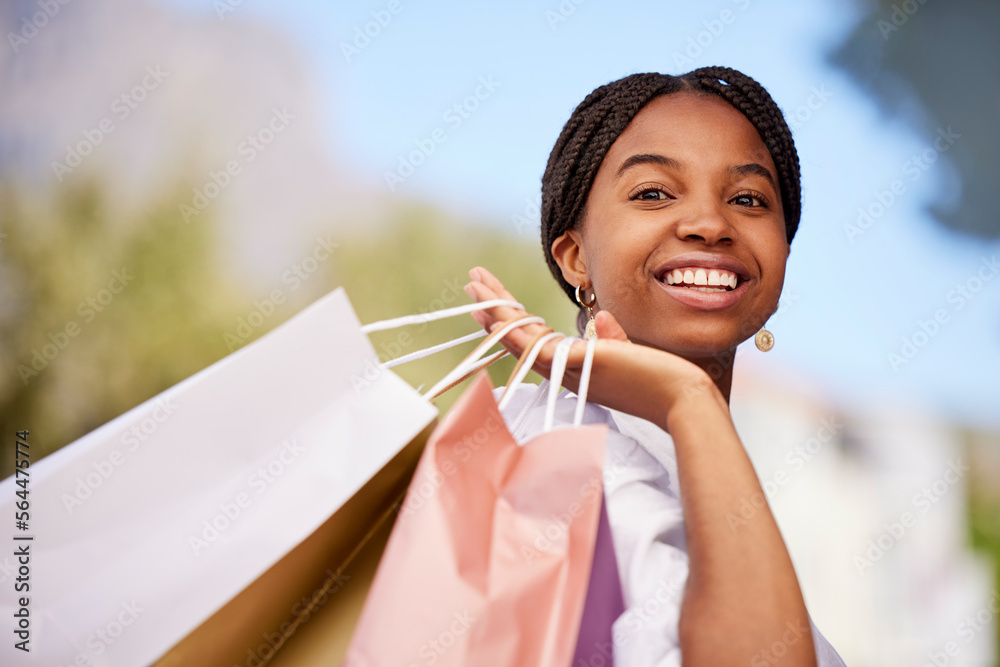 黑人女性，购物和购物袋，在城市里思考和购买，微笑和顾客。非洲