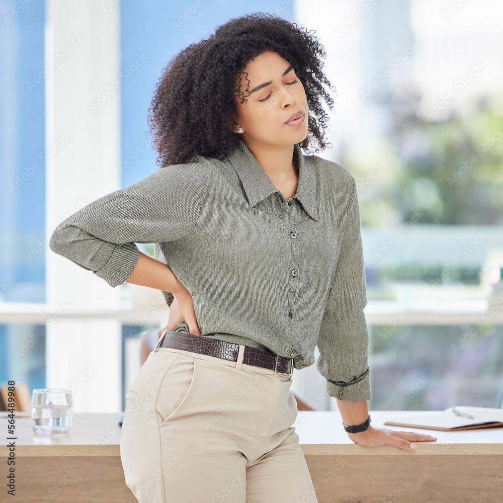 商务、背痛和黑人女性在办公室里的压力、倦怠和疲劳、肌肉拉伤和肥胖