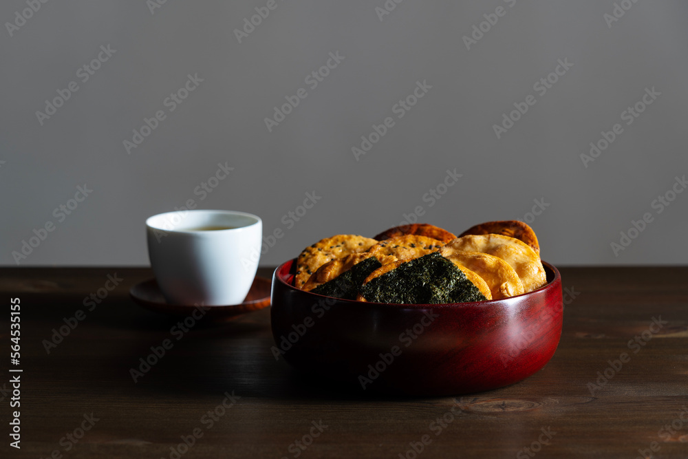 桌上的Sembei和绿茶。Sembei是一种日本小吃。