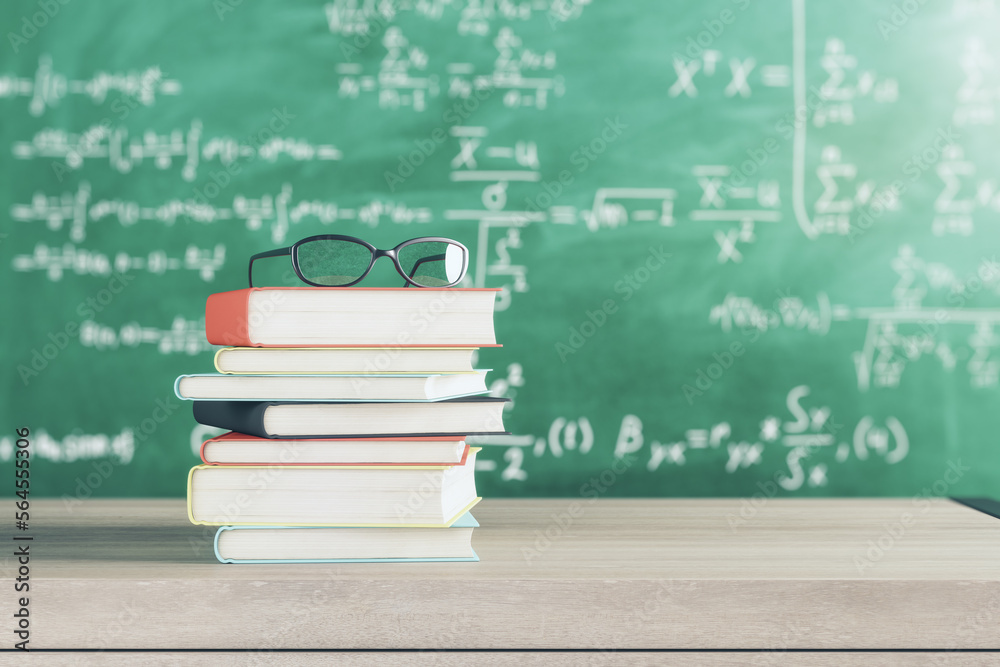 教育、学习和返校概念，木桌上的一叠书上戴着眼镜