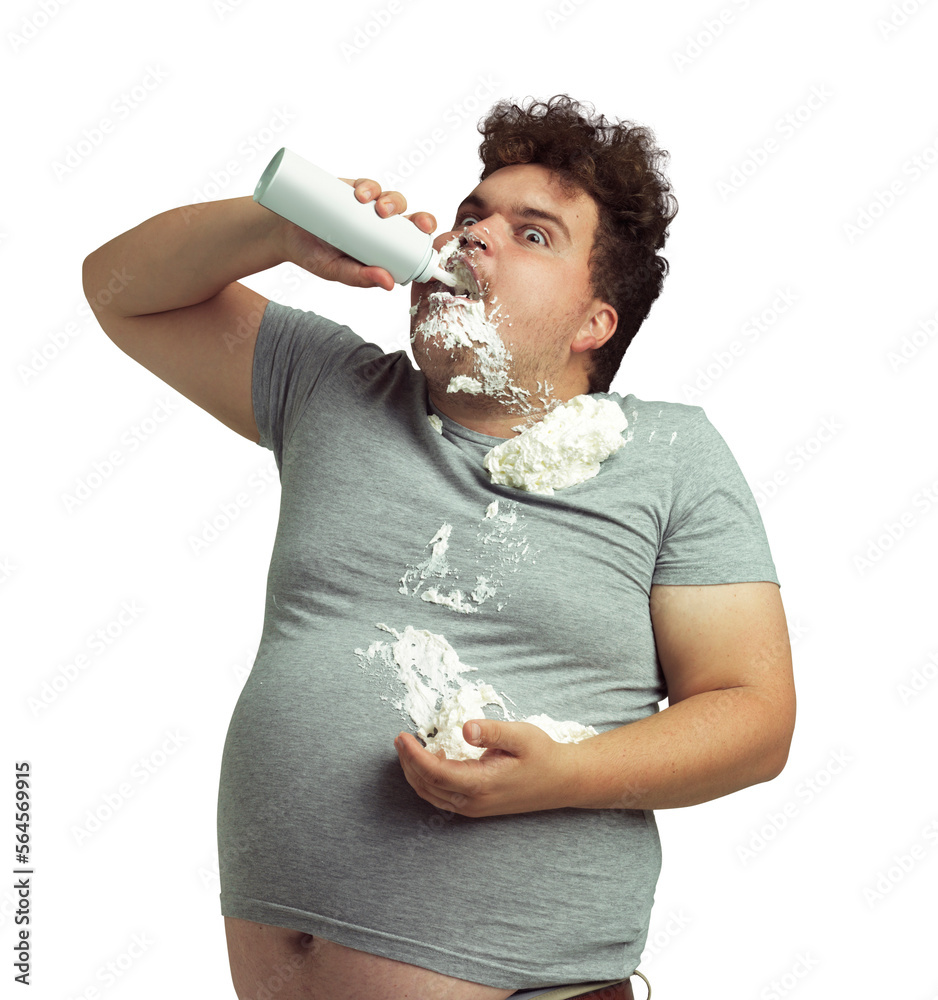 一名超重男子在巴布亚新几内亚背景下用生奶油填满嘴里。
