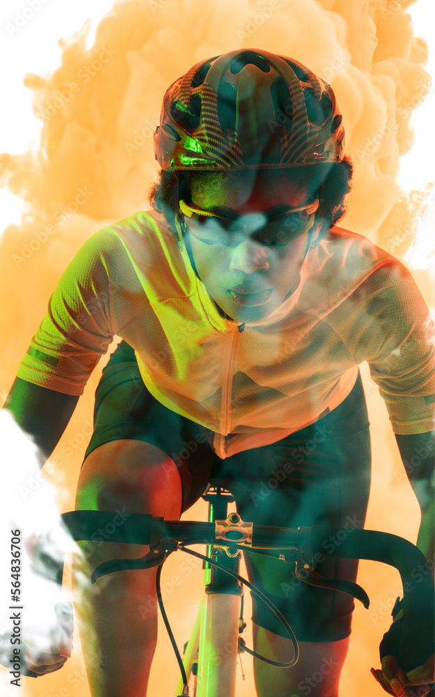 自信的非裔美国女运动员戴着眼镜和头盔，在烟雾弥漫的背景下骑自行车