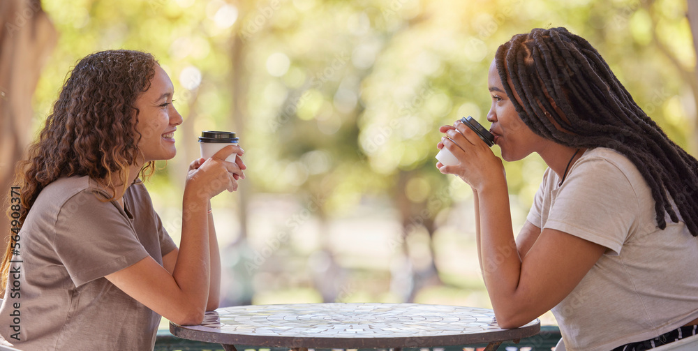 女人、朋友和在咖啡馆喝咖啡，在外面聊天、社交或交流。H