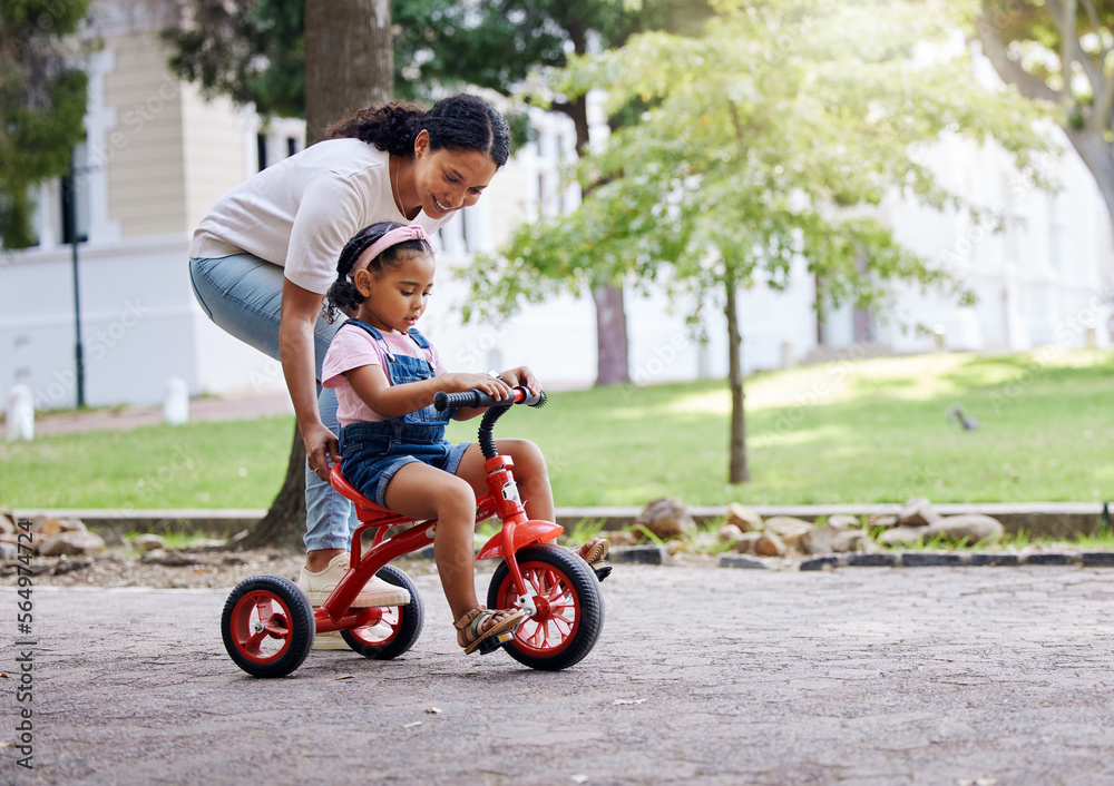 母亲教孩子，骑自行车，在公园里学习，户外与成长、家庭和ca