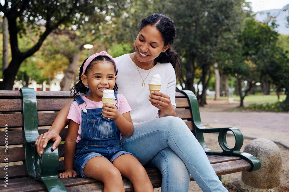 黑人家庭、公园和冰淇淋，母亲和女儿坐在长椅上亲密地在一起