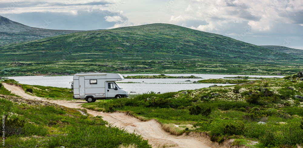 Camper offroad an einem See in Skandianvien