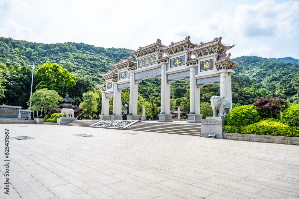 Shenzhen Yangtaishan Forest Park Plaza Archway