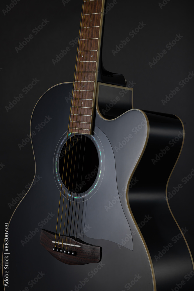 Acoustic guitar on black background图片