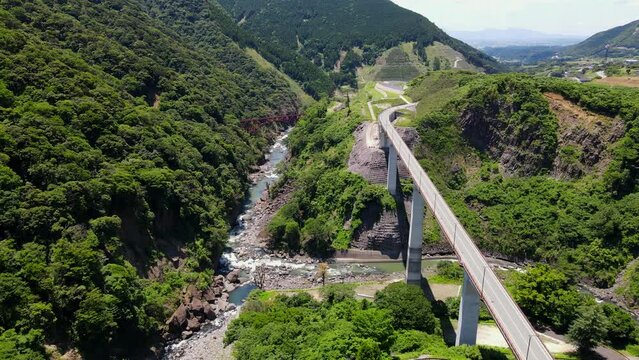 熊本地震以後再建された南阿蘇鉄道の第一白川橋梁と修復された阿蘇長陽大橋の風景