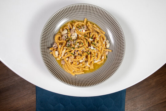 鱼肉帕萨泰利，典型的意大利自制面食