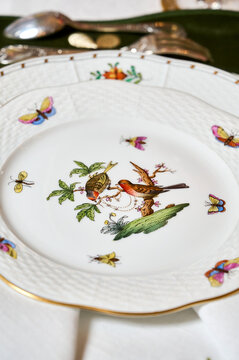 适合真正鉴赏家和皇室的优质年份罗斯柴尔德鸟瓷。最精美的手绘前作。采用独特纺织品和鲜花的华丽布置。此服务不会离开