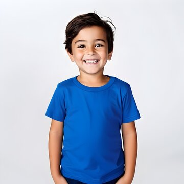 时尚的5岁男孩在白色背景前微笑