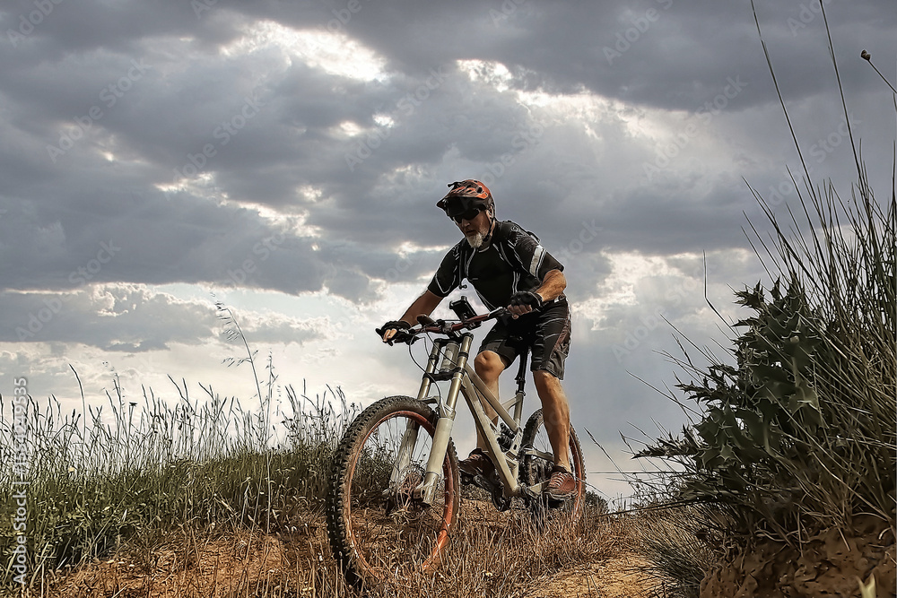 Mountain bike cyclist riding on rugged trails图片