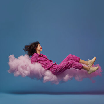 一位年轻美丽的女孩飘浮在云端，身着迷人的紫色套装，象征着幸福、欢乐与自由。