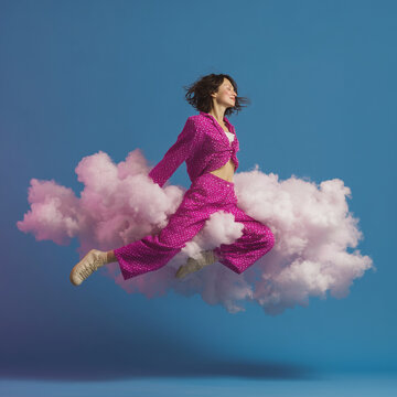 一位年轻美丽的女孩漂浮在云端，象征着幸福、喜悦与自由，身着迷人的紫色套装