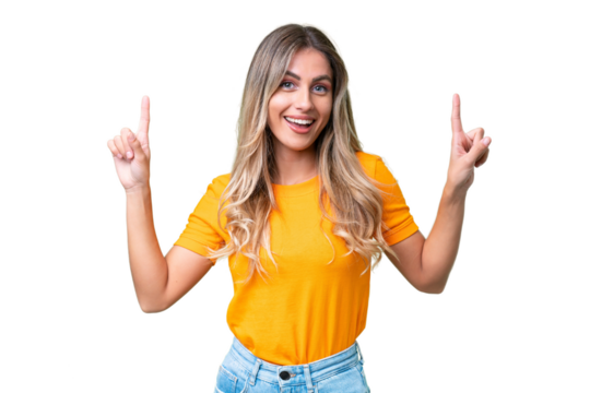 一位年轻的乌拉圭女性站在纯色背景前，向上指着，想出了一个很棒的点子