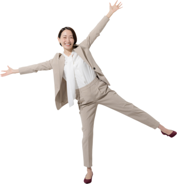 一位身着套装、张开双臂、喜悦得仿佛要跳跃起来的女性正面全身照，背景透明，便于用于宣传册等，能传达飞跃、介绍等意象