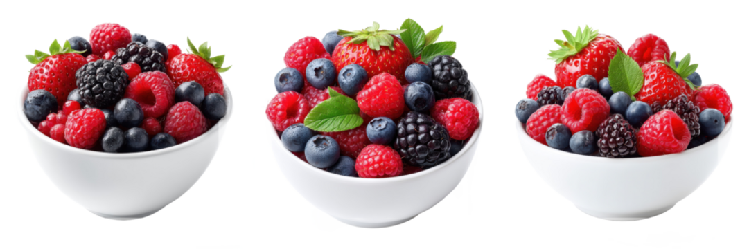 三个白色陶瓷碗中盛满了各种各样新鲜成熟的夏季浆果和绿叶